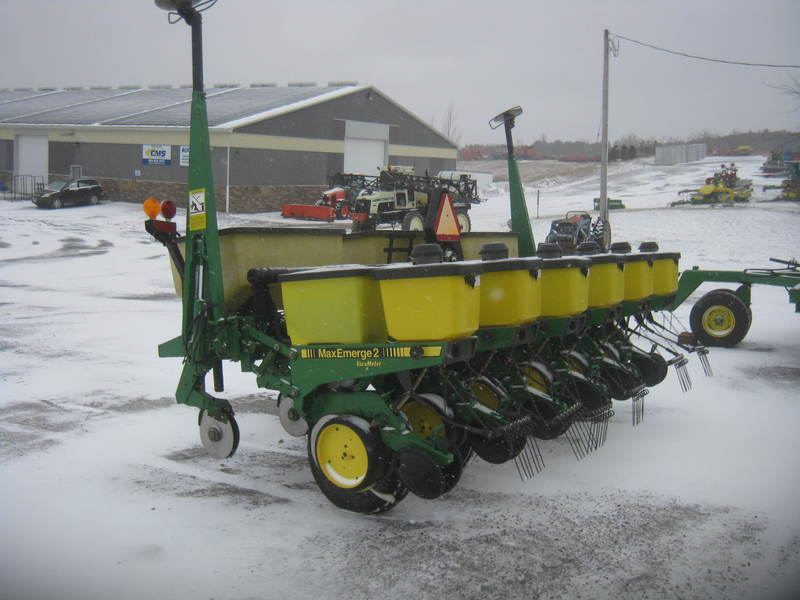 Planting Equipment  John Deere 7200 Planter Photo